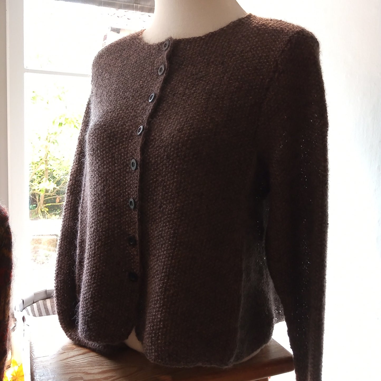 Kort klockad kofta i mosstickning