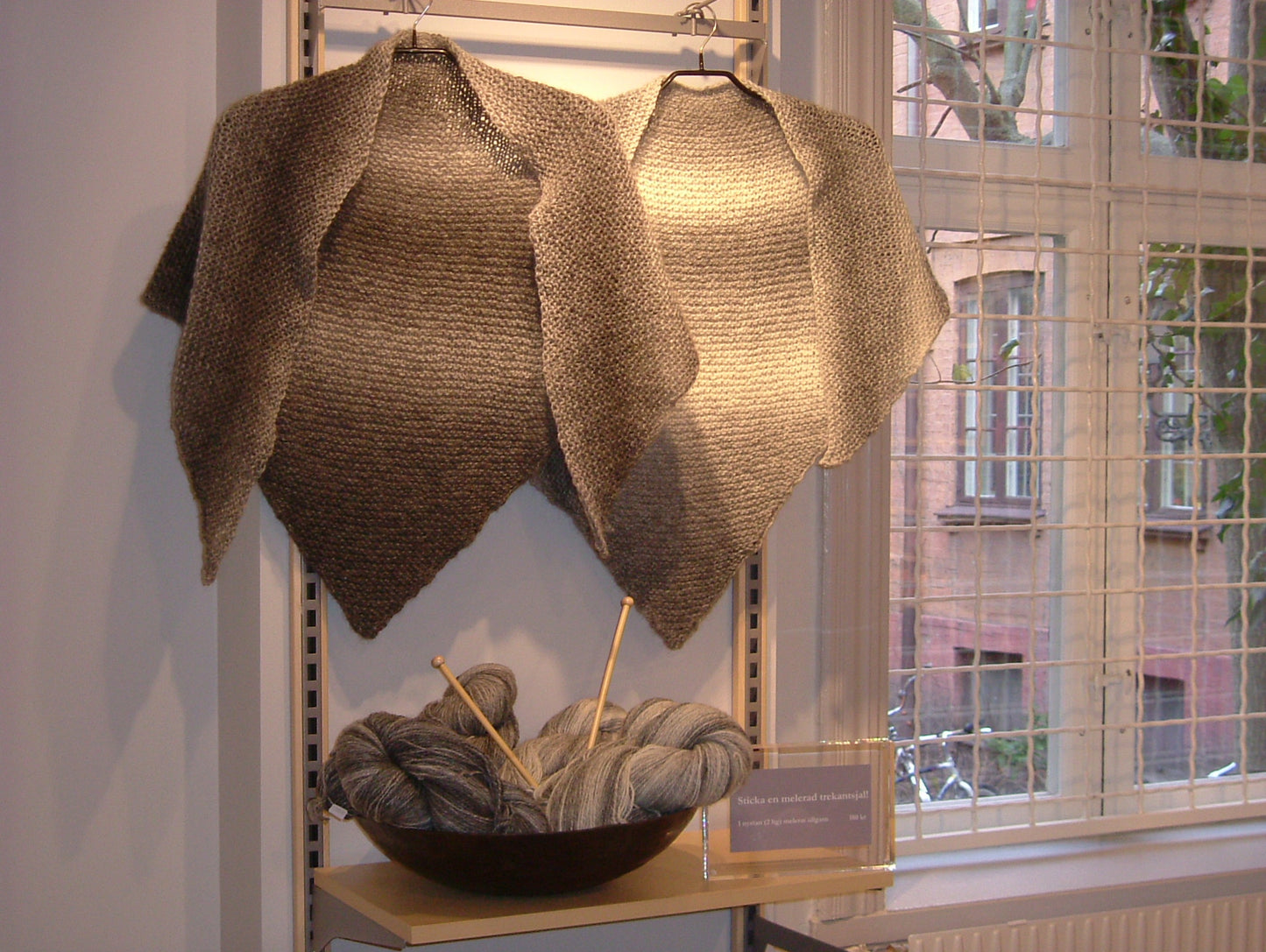 Trekantssjal melerad 2-tr på st 8